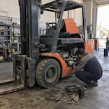بررسی علائم خرابی گیربکس لیفتراک در تعمیرگاه